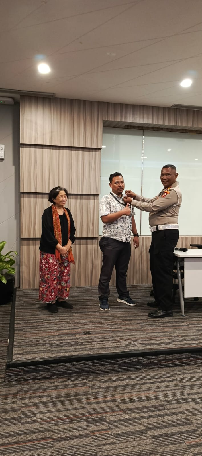 Penyematan Pin oleh Kepolisian dalam Sertifikasi